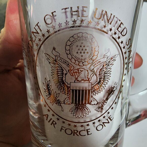 AIR FORCE ONE PRESIDENT OF THE USA EMBOSSED GLASS BEER MUG STEIN 6” (2 SET) RARE - Picture 9 of 10